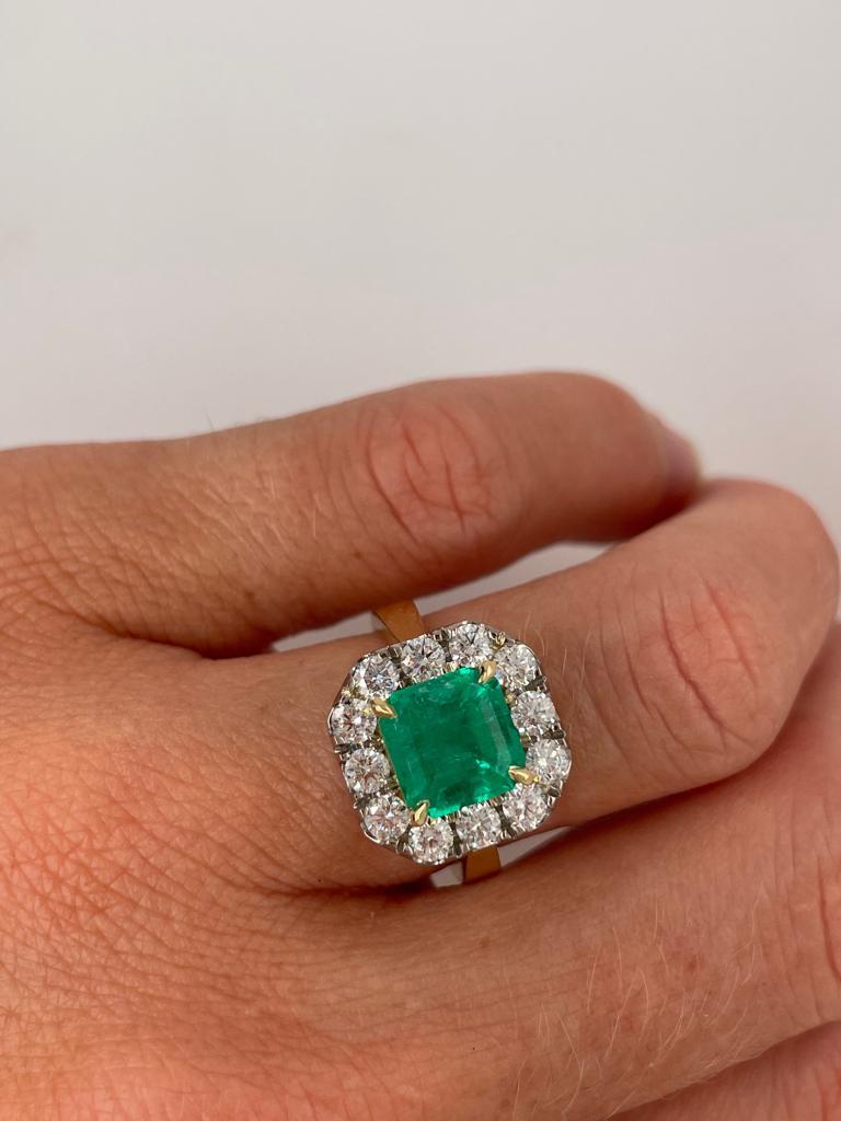 2 Karat Smaragd-Diamant-Halo-Ring aus 18 Karat Weiß- und Gelbgold  im Angebot 6