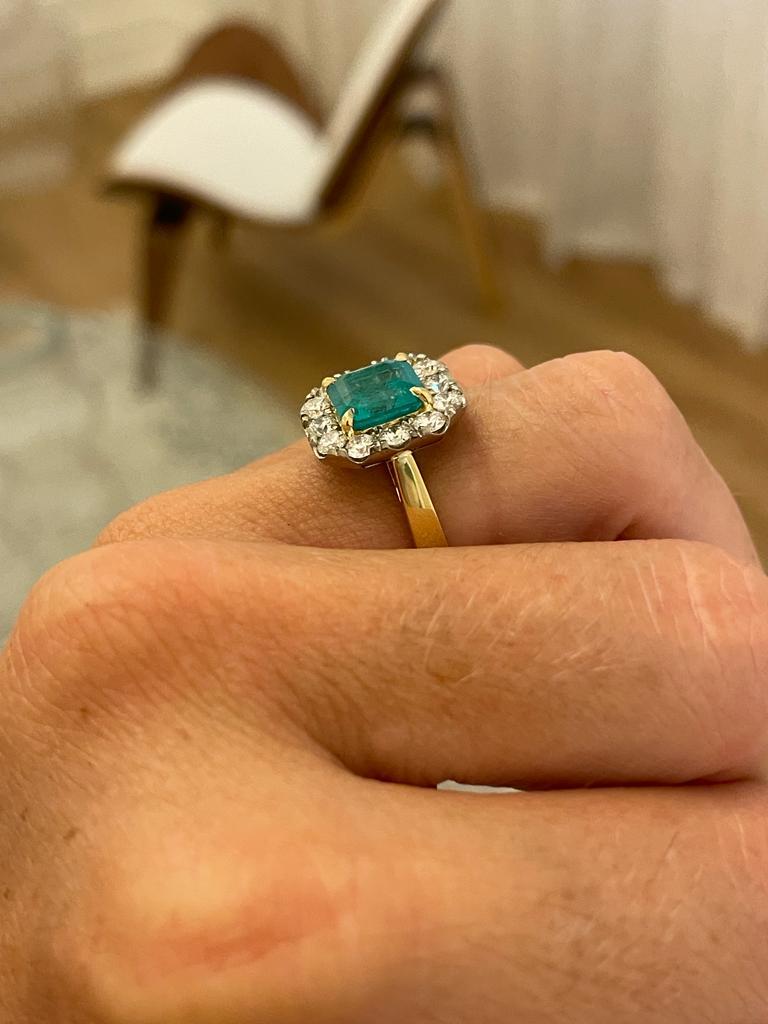 2 Karat Smaragd-Diamant-Halo-Ring aus 18 Karat Weiß- und Gelbgold  im Angebot 11
