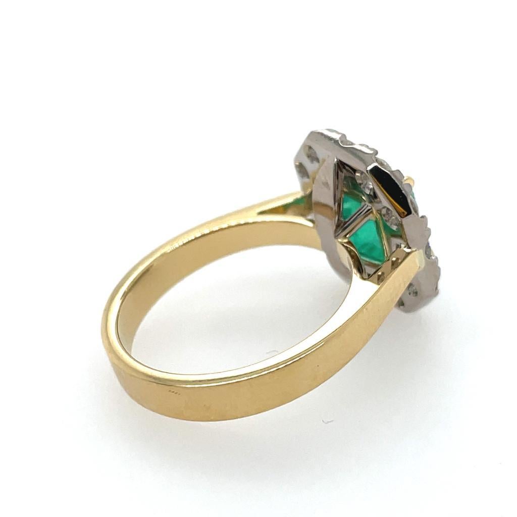 2 Karat Smaragd-Diamant-Halo-Ring aus 18 Karat Weiß- und Gelbgold  (Kunsthandwerker*in) im Angebot