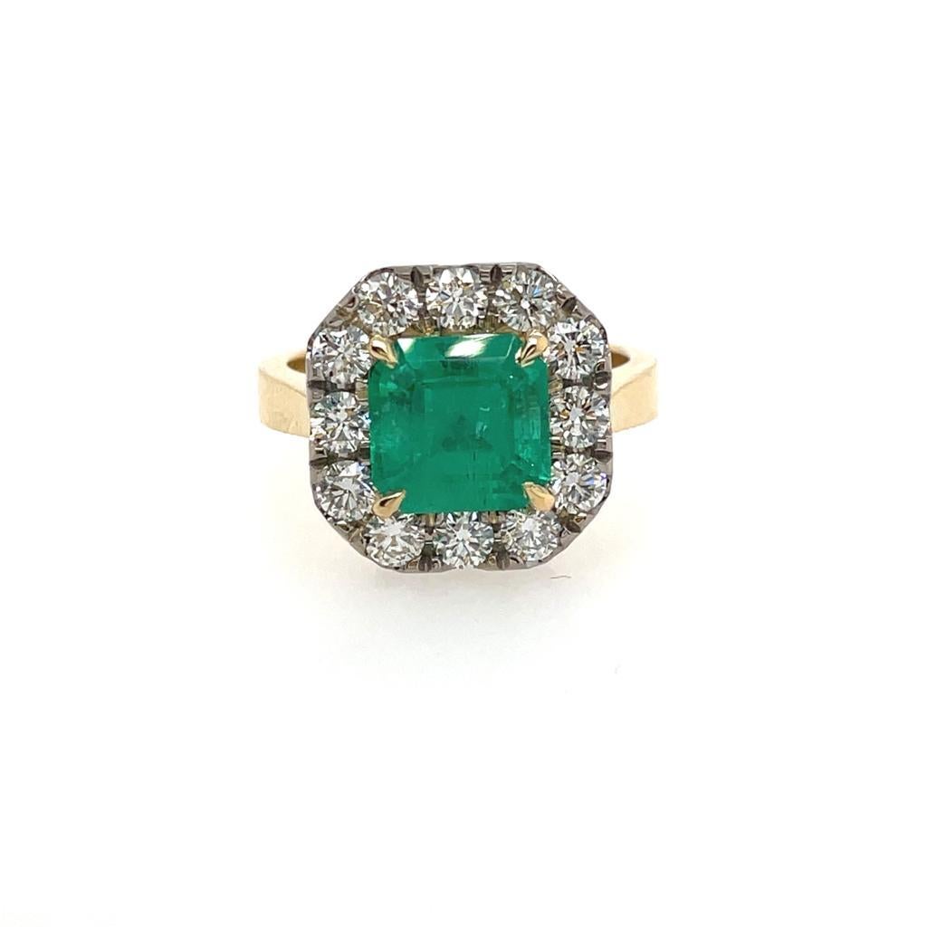 2 Karat Smaragd-Diamant-Halo-Ring aus 18 Karat Weiß- und Gelbgold  (Smaragdschliff) im Angebot