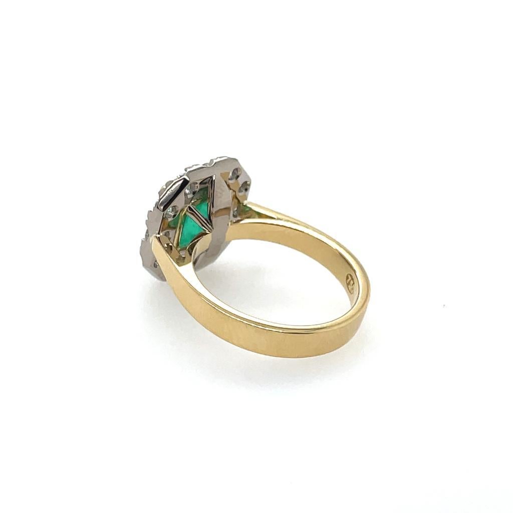 2 Karat Smaragd-Diamant-Halo-Ring aus 18 Karat Weiß- und Gelbgold  im Zustand „Neu“ im Angebot in Brisbane, AU