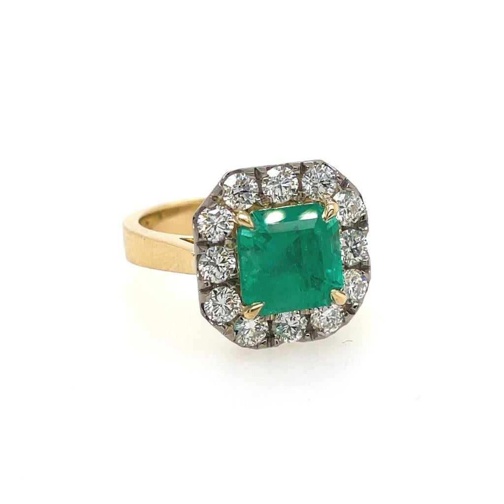 2 Karat Smaragd-Diamant-Halo-Ring aus 18 Karat Weiß- und Gelbgold  für Damen oder Herren im Angebot