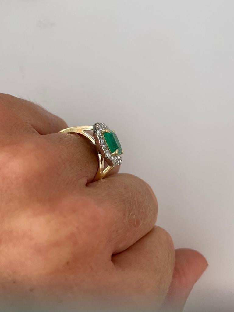 2 Karat Smaragd-Diamant-Halo-Ring aus 18 Karat Weiß- und Gelbgold  im Angebot 2