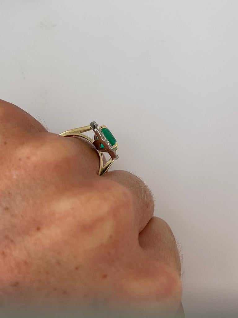 2 Karat Smaragd-Diamant-Halo-Ring aus 18 Karat Weiß- und Gelbgold  im Angebot 3