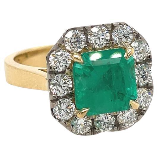 2 Karat Smaragd-Diamant-Halo-Ring aus 18 Karat Weiß- und Gelbgold  im Angebot