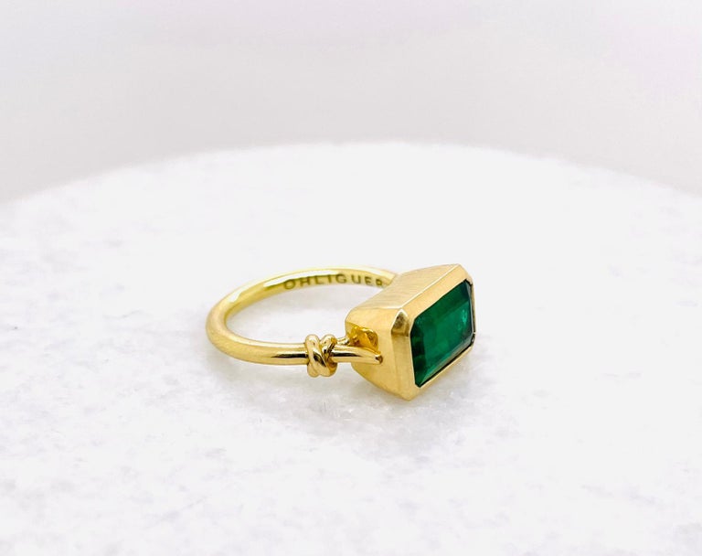 Women's or Men's 2ct Emerald 'Forget Me Knot' Ring in 18ct Yellow Gold For Sale