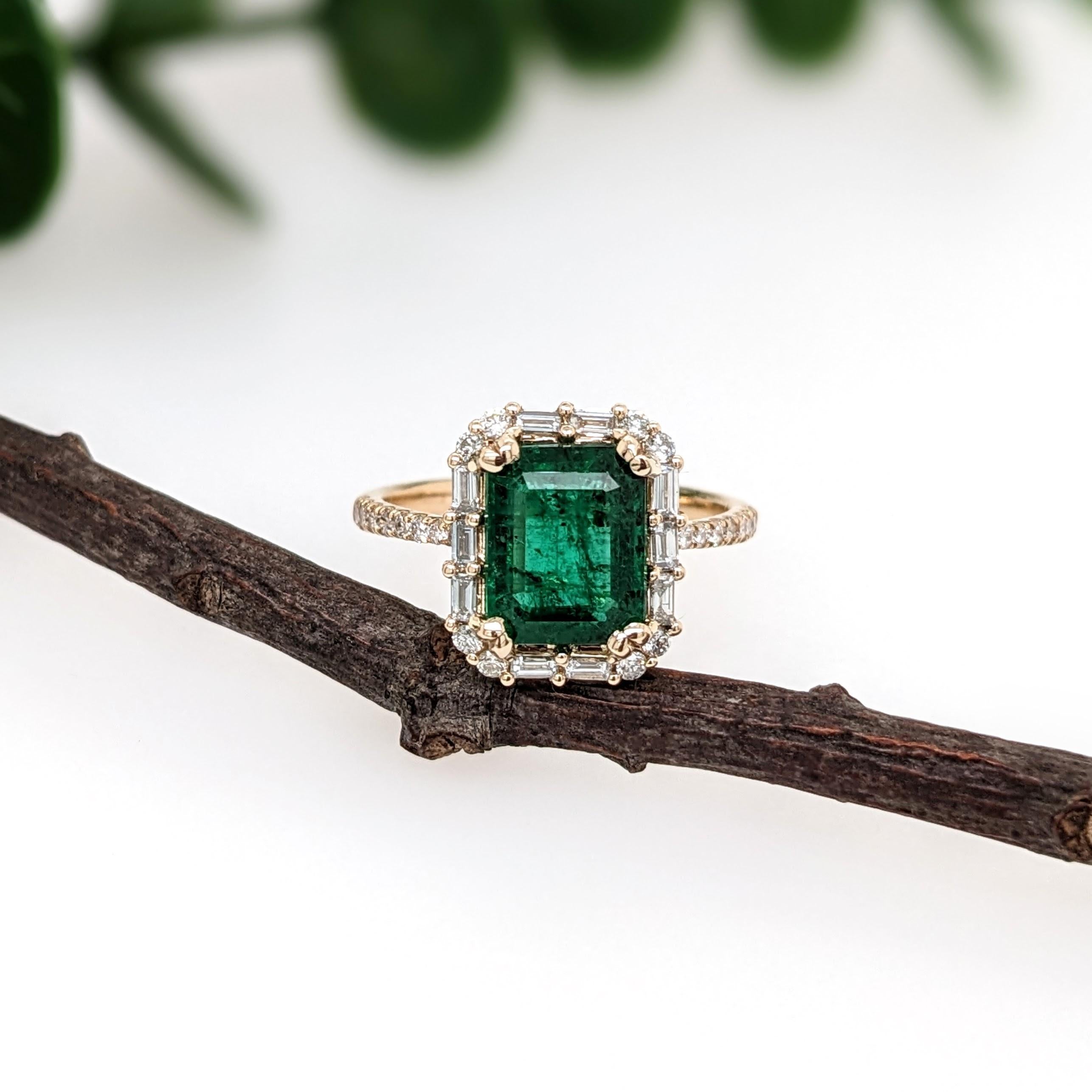 Dieser Statement-Ring hat einen Smaragd im Vintage-Stil, der von natürlichen runden und Baguette-Diamanten umgeben ist. Dieser Ring ist aus massivem 14-karätigem Gelbgold gefertigt und kann individuell an Ihre Bedürfnisse angepasst werden! Dieser