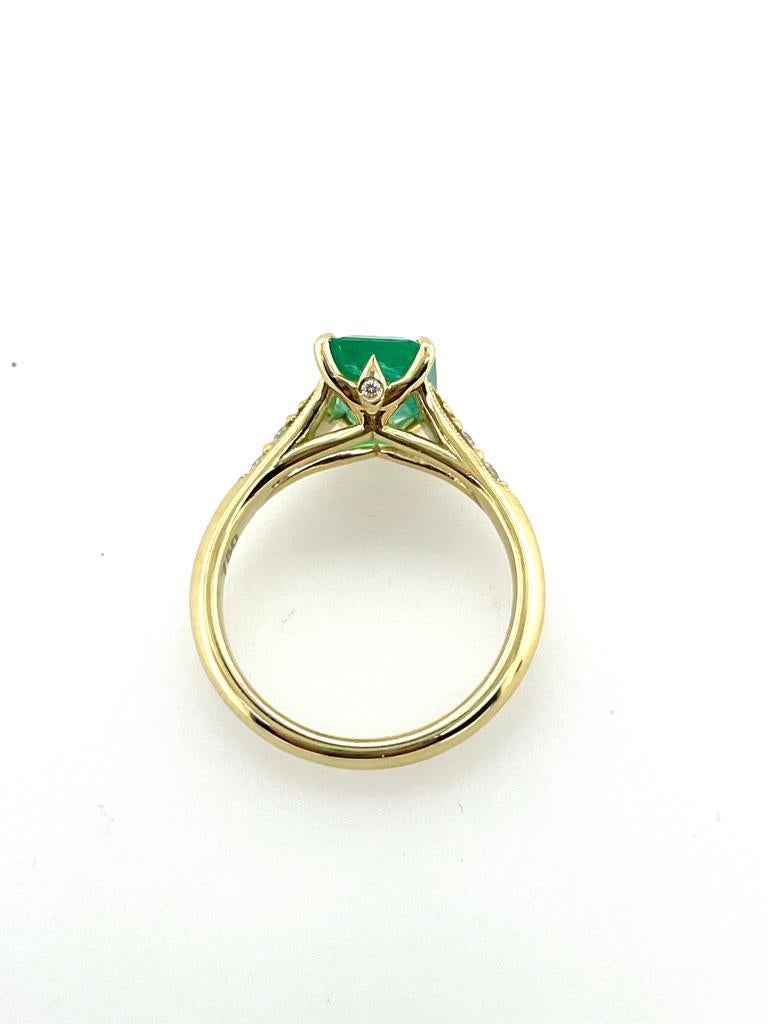 For Sale:  2ct Emerald solitaire Ring antique style in 18ct yellow gold with diamonds 11