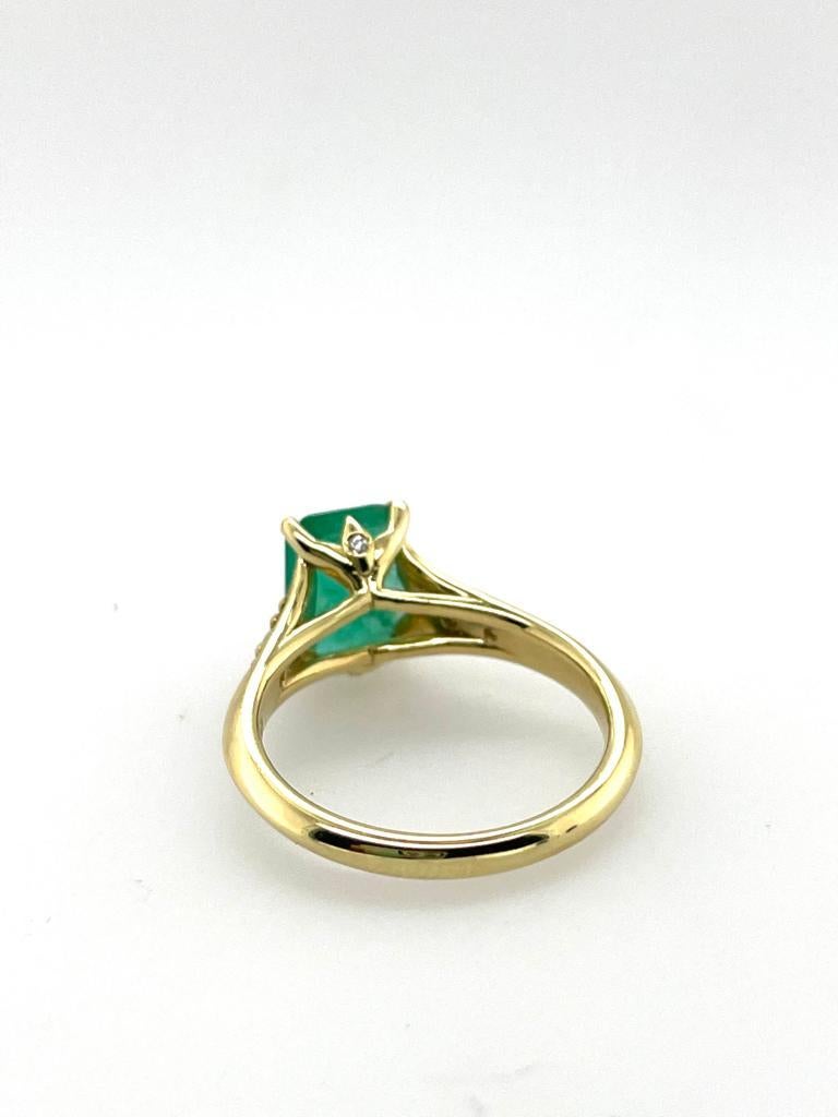 For Sale:  2ct Emerald solitaire Ring antique style in 18ct yellow gold with diamonds 13