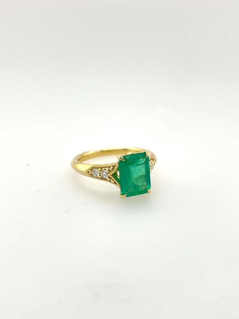 For Sale:  2ct Emerald solitaire Ring antique style in 18ct yellow gold with diamonds 16