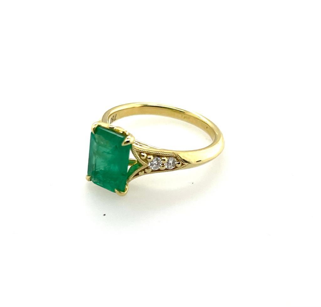 For Sale:  2ct Emerald solitaire Ring antique style in 18ct yellow gold with diamonds 17