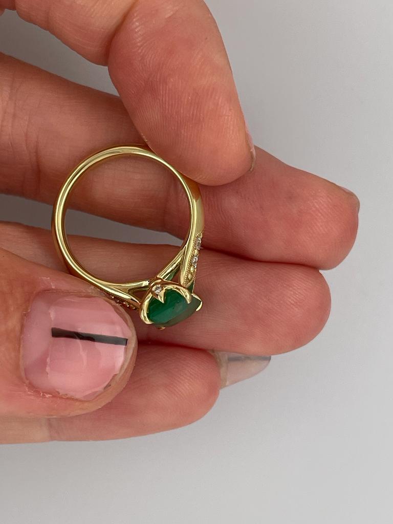 Im Angebot: 2 Karat Smaragd Solitär-Ring im antiken Stil aus 18 Karat Gelbgold mit Diamanten () 18