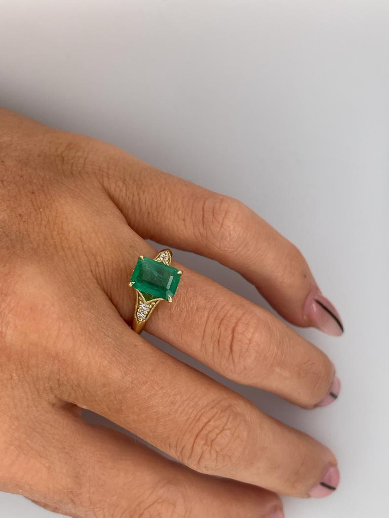 For Sale:  2ct Emerald solitaire Ring antique style in 18ct yellow gold with diamonds 19