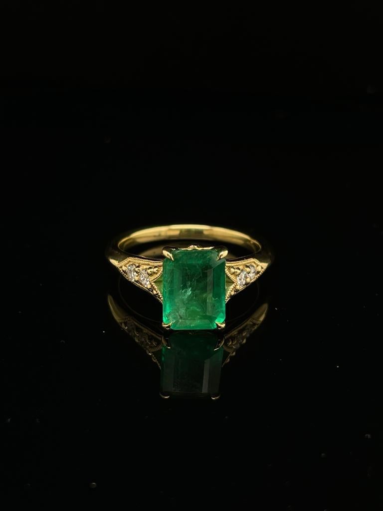 For Sale:  2ct Emerald solitaire Ring antique style in 18ct yellow gold with diamonds 2