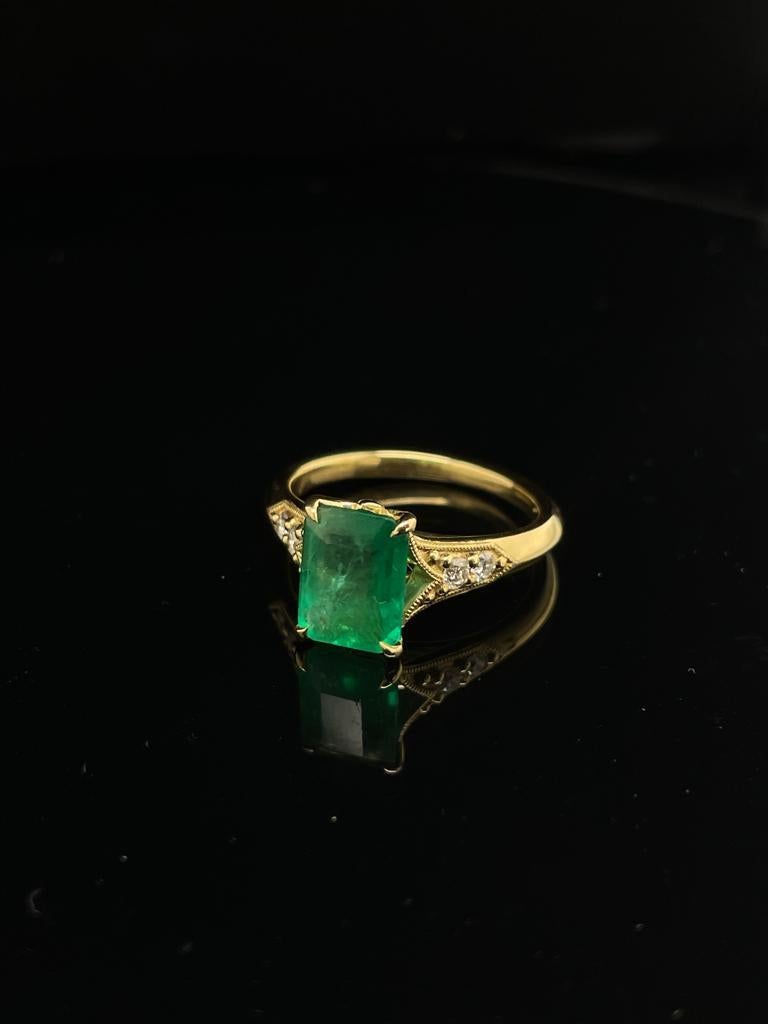 For Sale:  2ct Emerald solitaire Ring antique style in 18ct yellow gold with diamonds 3
