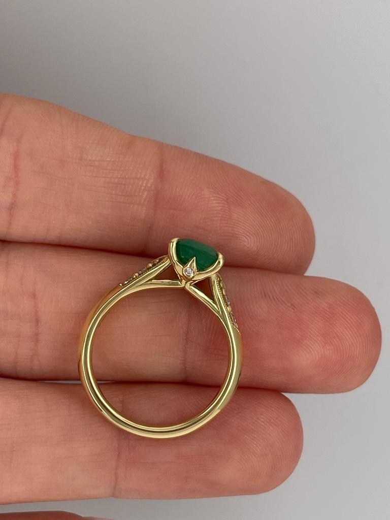 For Sale:  2ct Emerald solitaire Ring antique style in 18ct yellow gold with diamonds 5