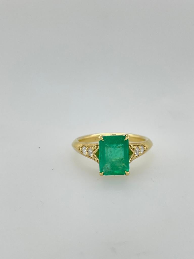For Sale:  2ct Emerald solitaire Ring antique style in 18ct yellow gold with diamonds 6