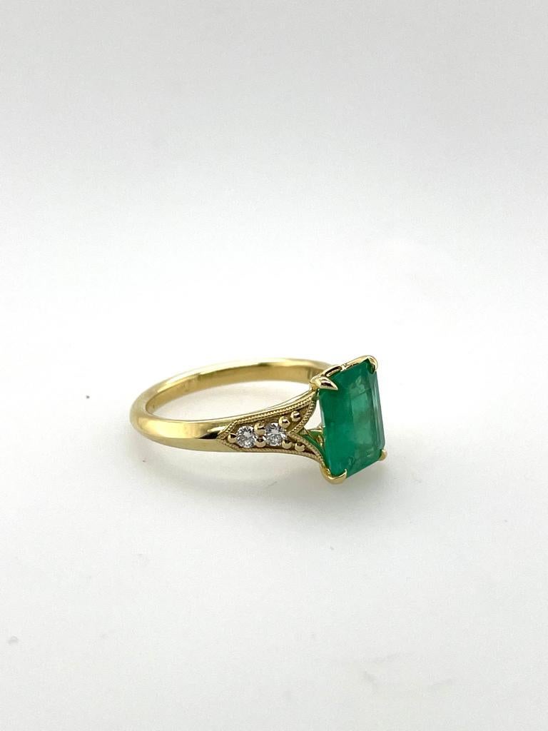 For Sale:  2ct Emerald solitaire Ring antique style in 18ct yellow gold with diamonds 7
