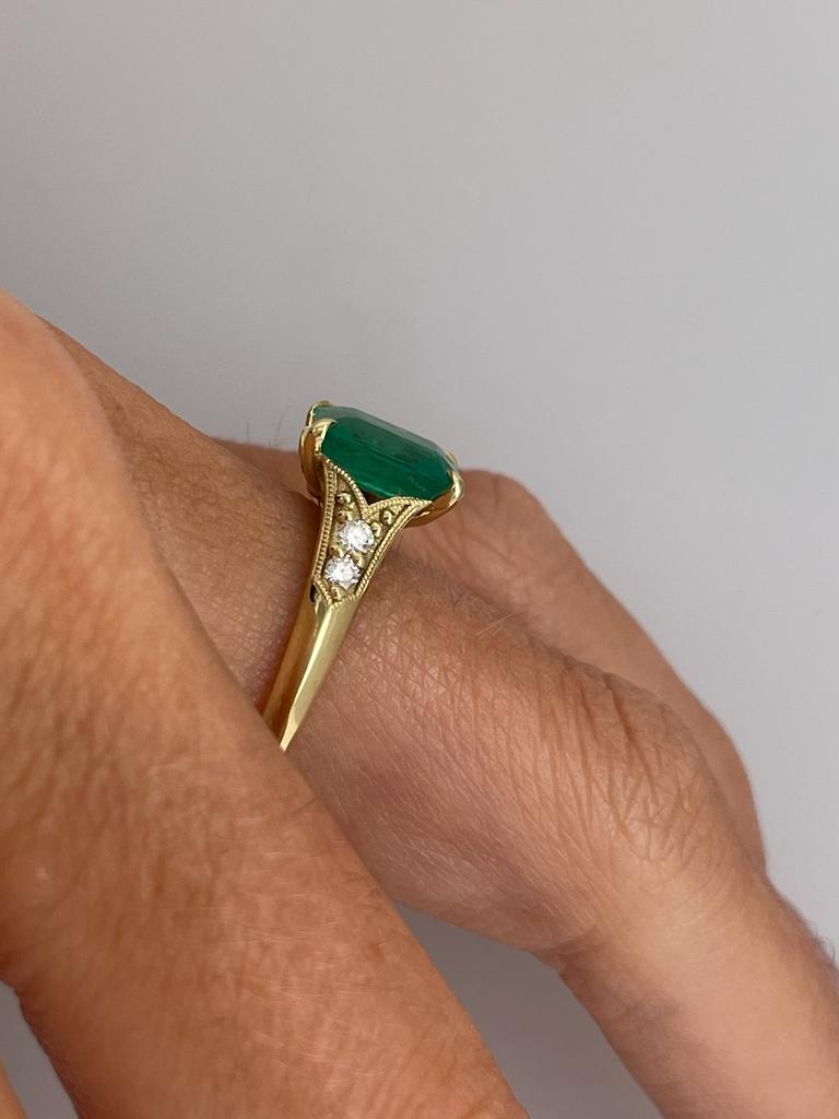 For Sale:  2ct Emerald solitaire Ring antique style in 18ct yellow gold with diamonds 8