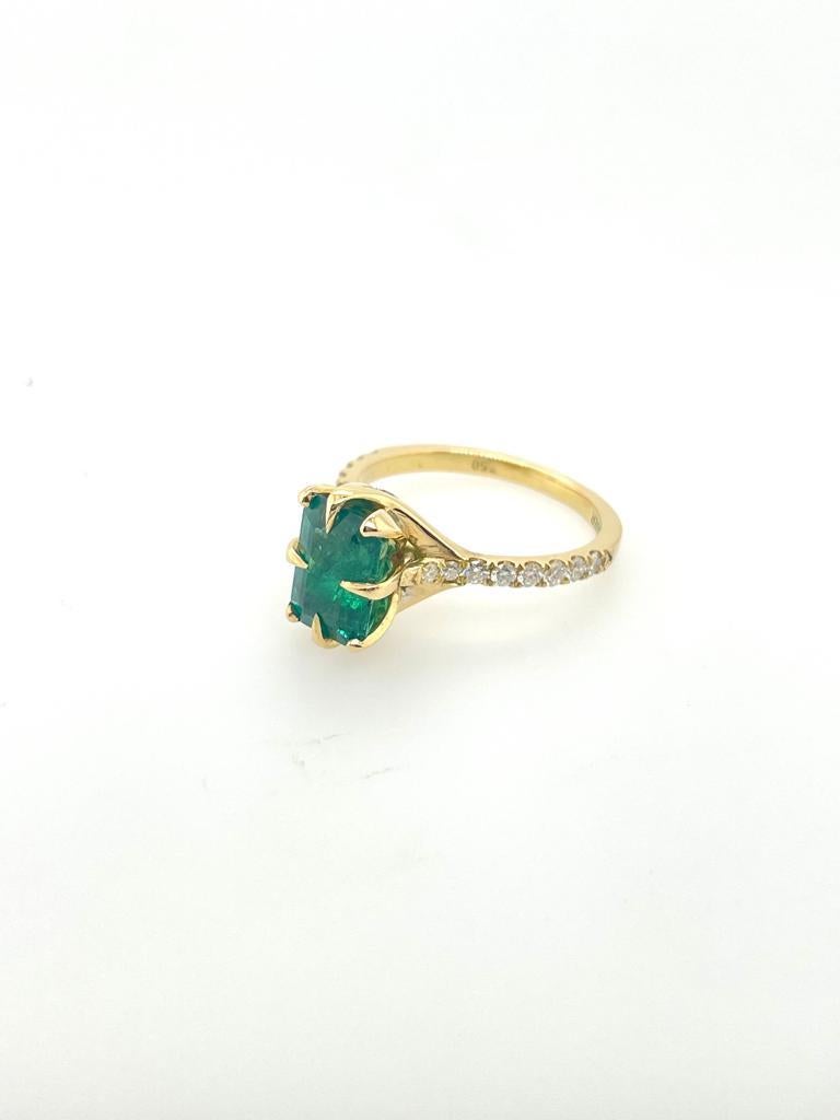 For Sale:  2ct Emerald solitaire ring with diamonds set in 18ct yellow gold 13