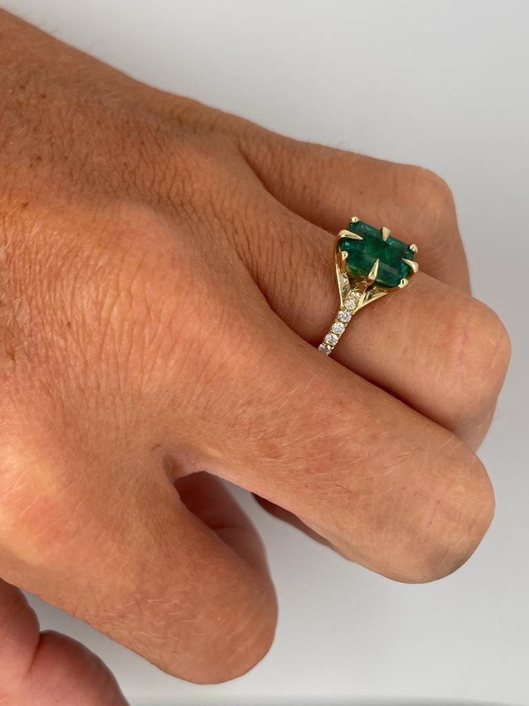 For Sale:  2ct Emerald solitaire ring with diamonds set in 18ct yellow gold 14