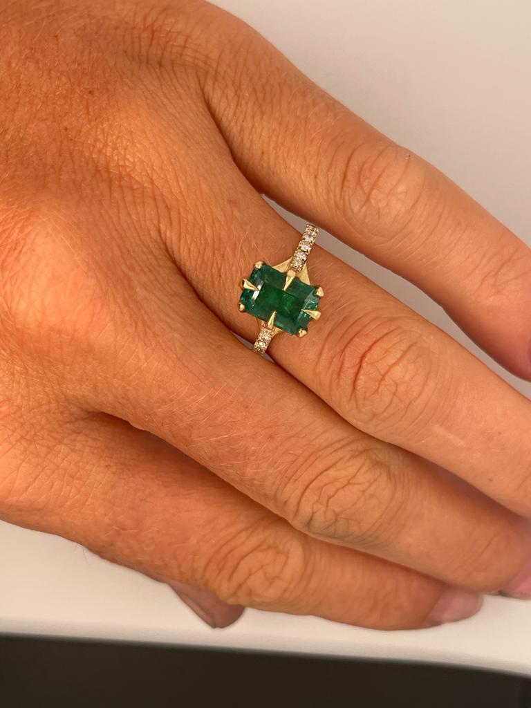 For Sale:  2ct Emerald solitaire ring with diamonds set in 18ct yellow gold 17