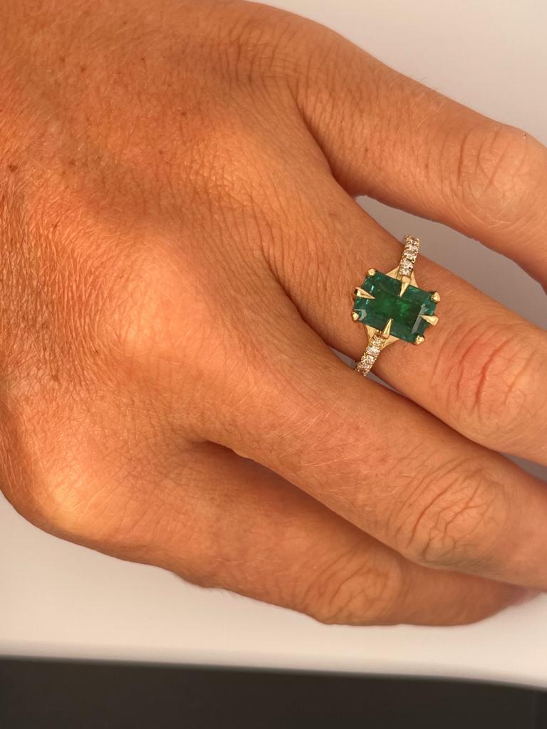 For Sale:  2ct Emerald solitaire ring with diamonds set in 18ct yellow gold 8