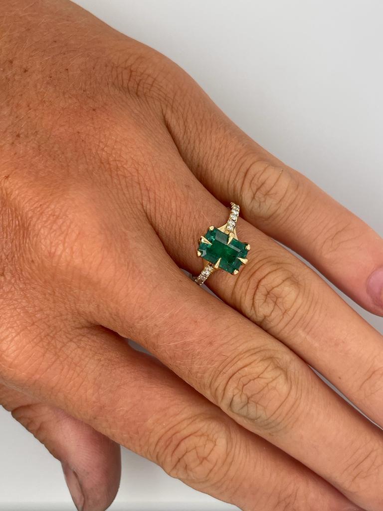 For Sale:  2ct Emerald solitaire ring with diamonds set in 18ct yellow gold 4