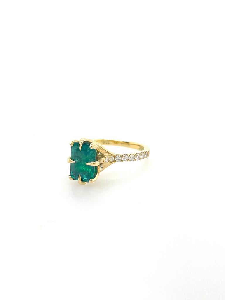 For Sale:  2ct Emerald solitaire ring with diamonds set in 18ct yellow gold 11