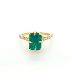 2ct Emerald solitaire ring with diamonds set in 18ct yellow gold