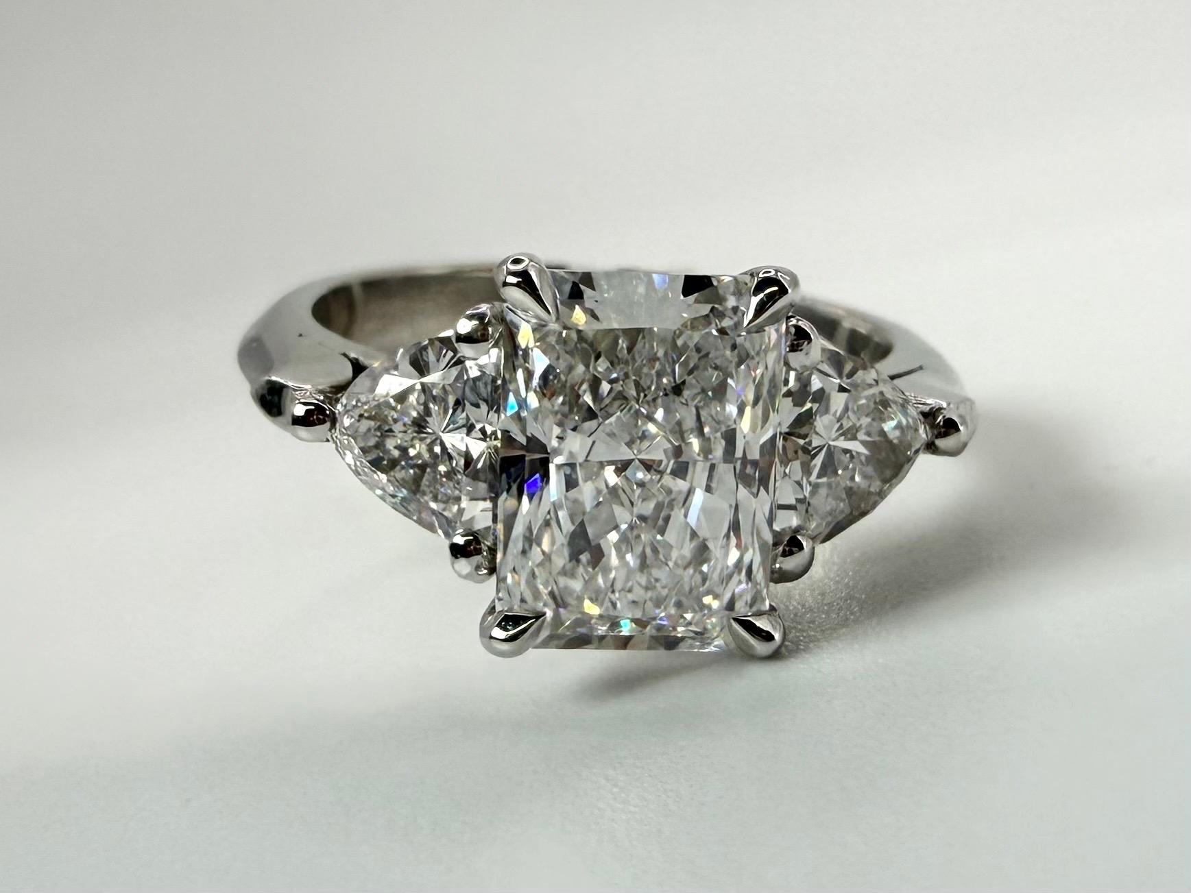 Anello con diamante centrale da 2 carati e diamanti laterali da 0,85 carati in oro 18KT. Questo anello con tre pietre è una bellezza classica!
2ct VS/F
0,85 carati di diamanti VS/F-G

QUELLO CHE TROVI PRESSO LA GIOIELLERIA STAMPAR:
Stampar