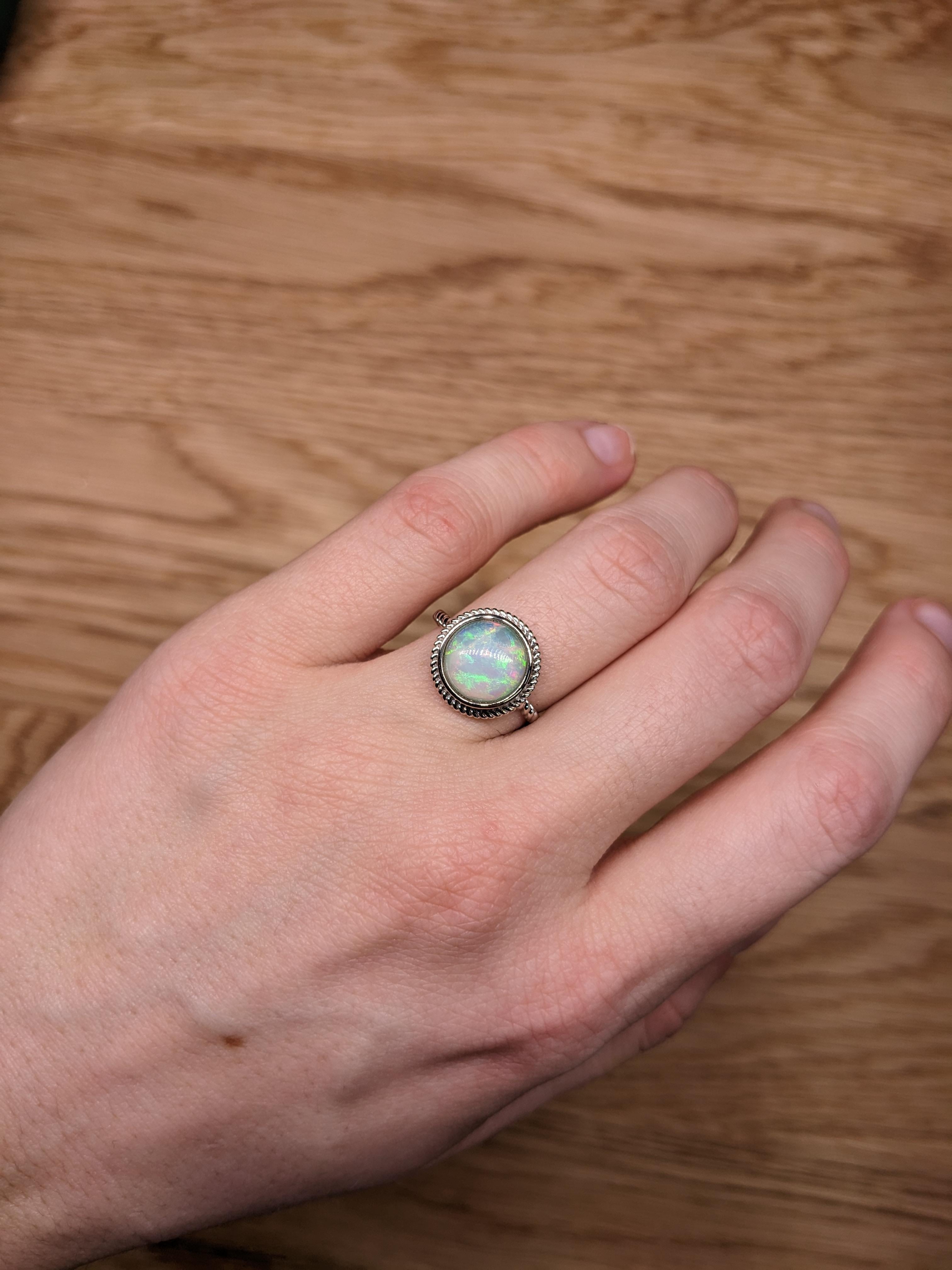 Cette belle opale possède toutes les couleurs de l'arc-en-ciel. Cette bague ovale éthiopienne de 1,98 carat est parfaite pour la mariée moderne ou la personne spéciale de votre vie ! Cette bague en opale constitue également un beau cadeau de pierre