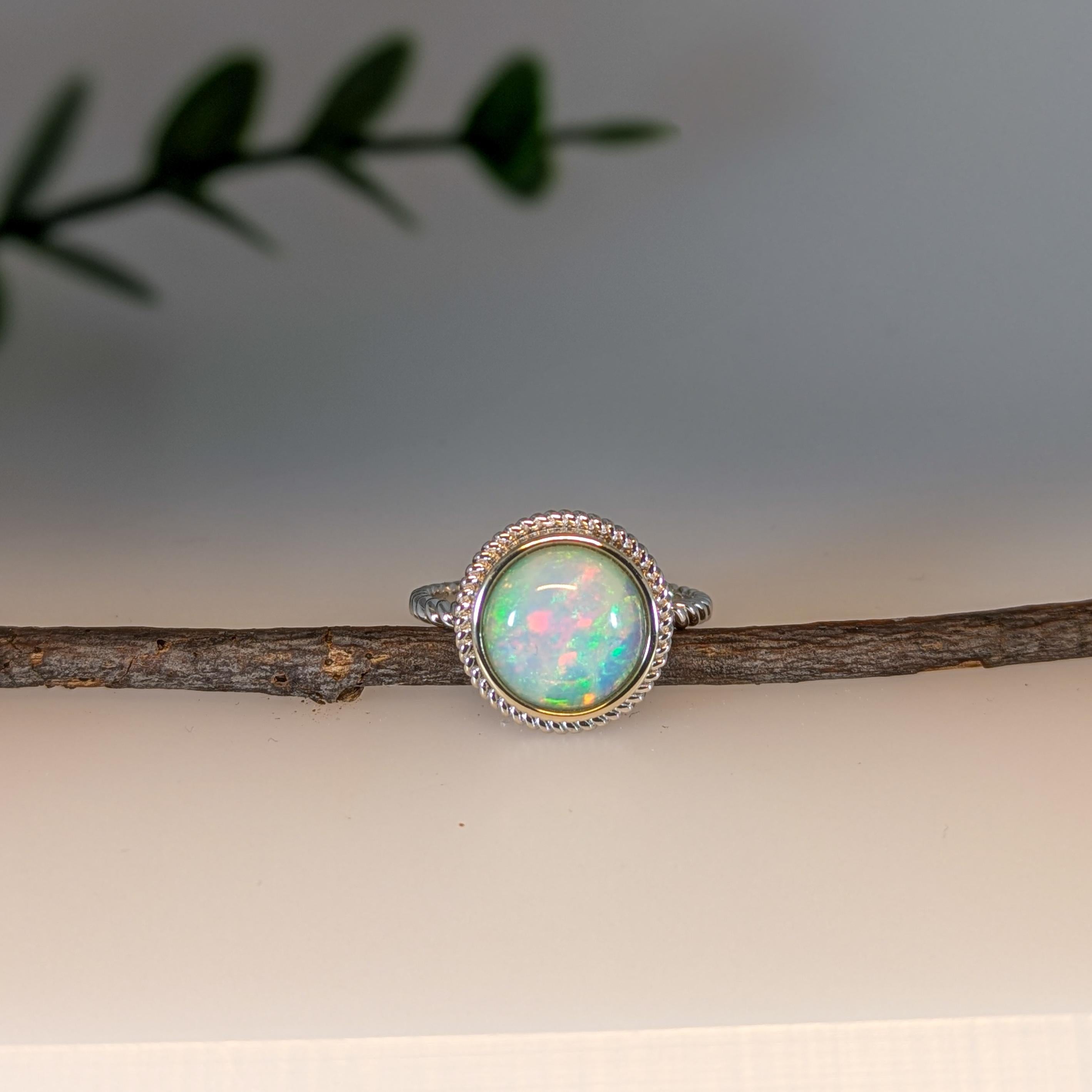 Art déco Bague solitaire en or blanc 14 carats avec opale éthiopienne de 2 carats  RD 10mm en vente