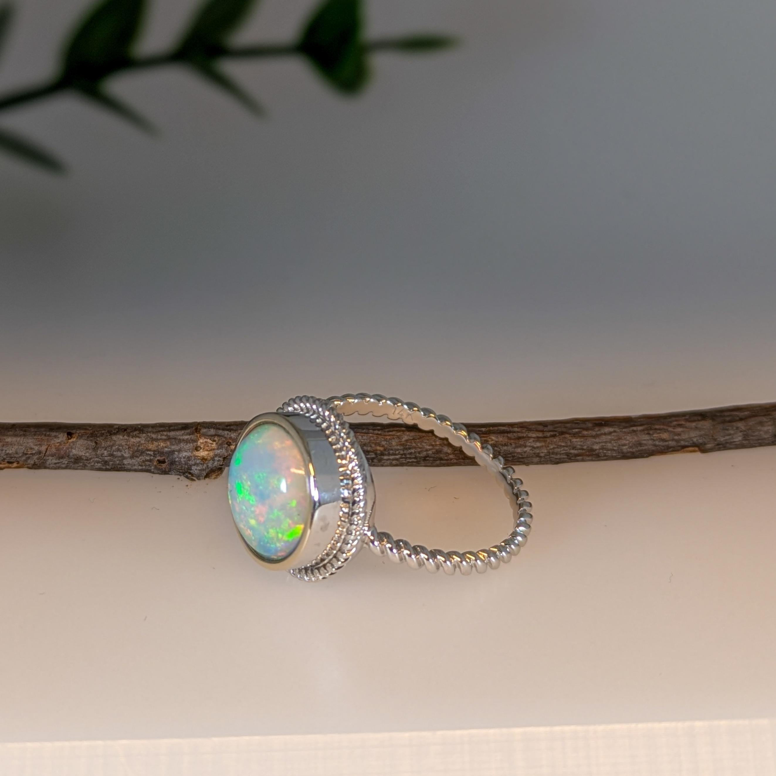 Bague solitaire en or blanc 14 carats avec opale éthiopienne de 2 carats  RD 10mm Neuf - En vente à Columbus, OH