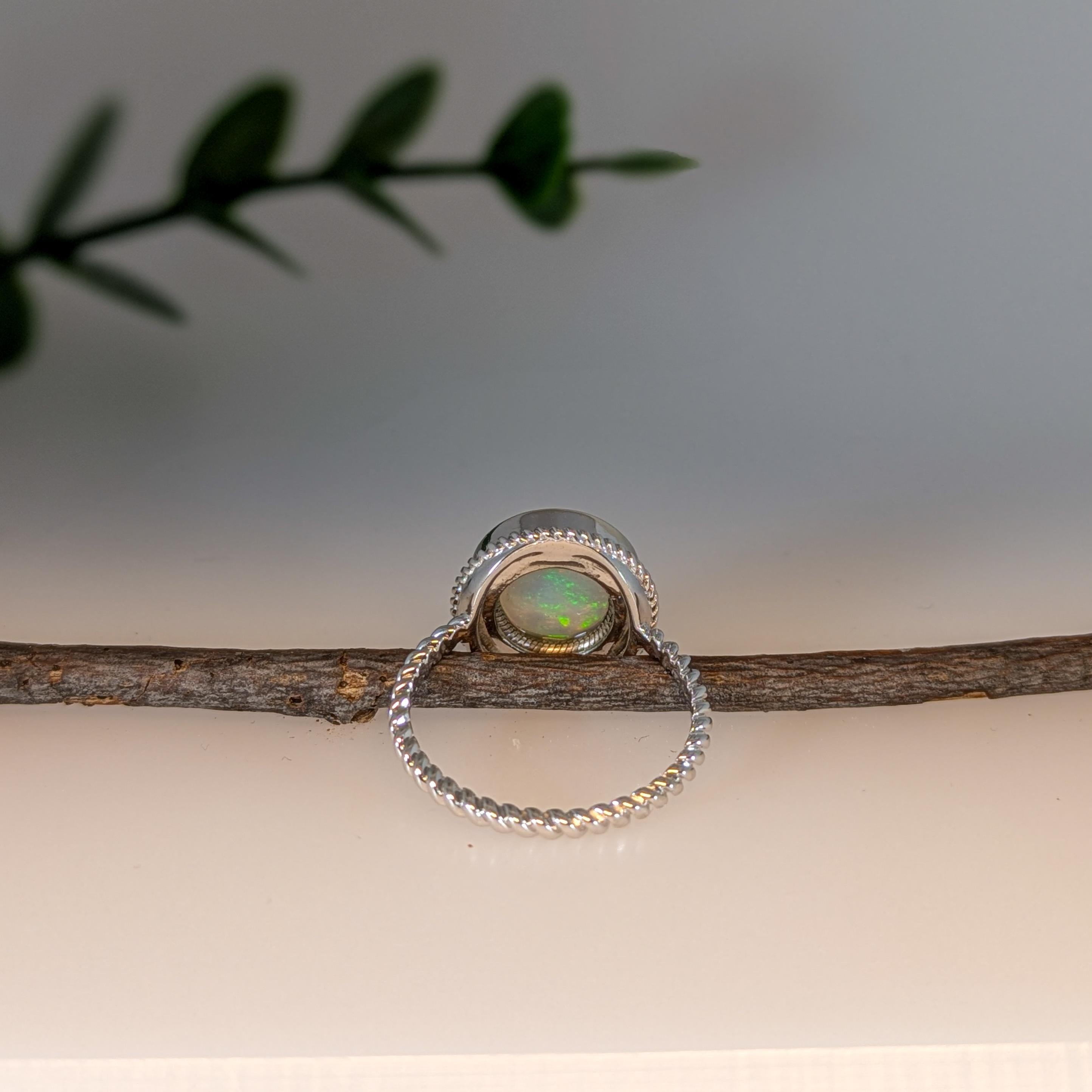 Bague solitaire en or blanc 14 carats avec opale éthiopienne de 2 carats  RD 10mm Pour femmes en vente