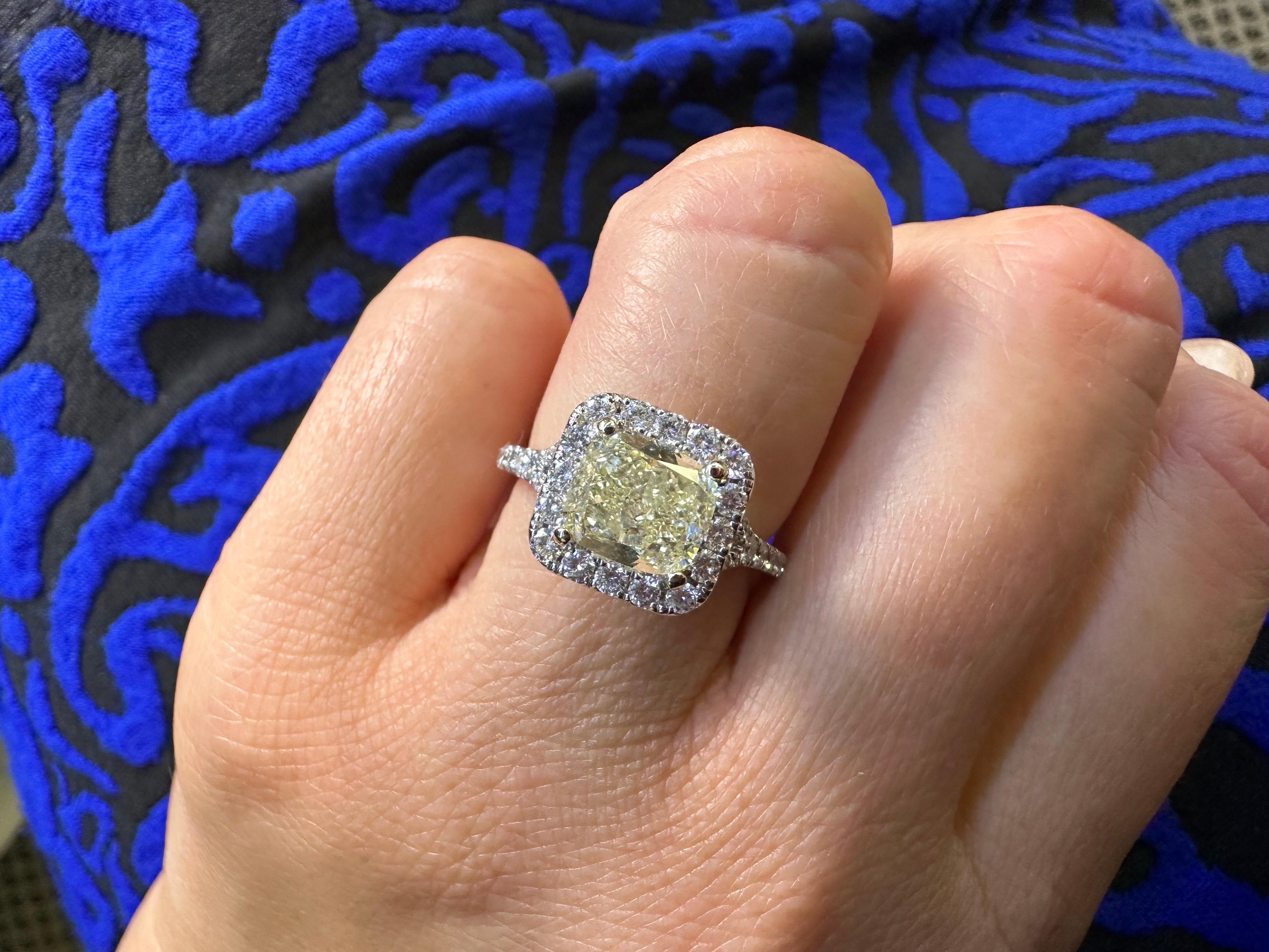 2ct Fancy Yellow diamond ring in 18KT gold In New Condition For Sale In Boca Raton, FL