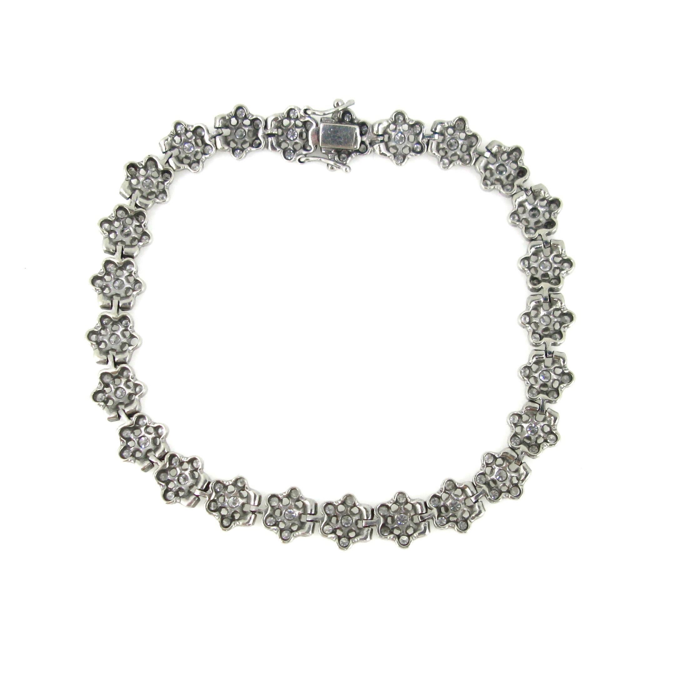 This ravishing flowery bracelet features 25 links, set with brilliant cut diamonds. There is an approximate total carat weight of 2ct. The clasp is secured with 2 security clasps. It is controlled with the French hallmark, the eagle’s head for 18kt