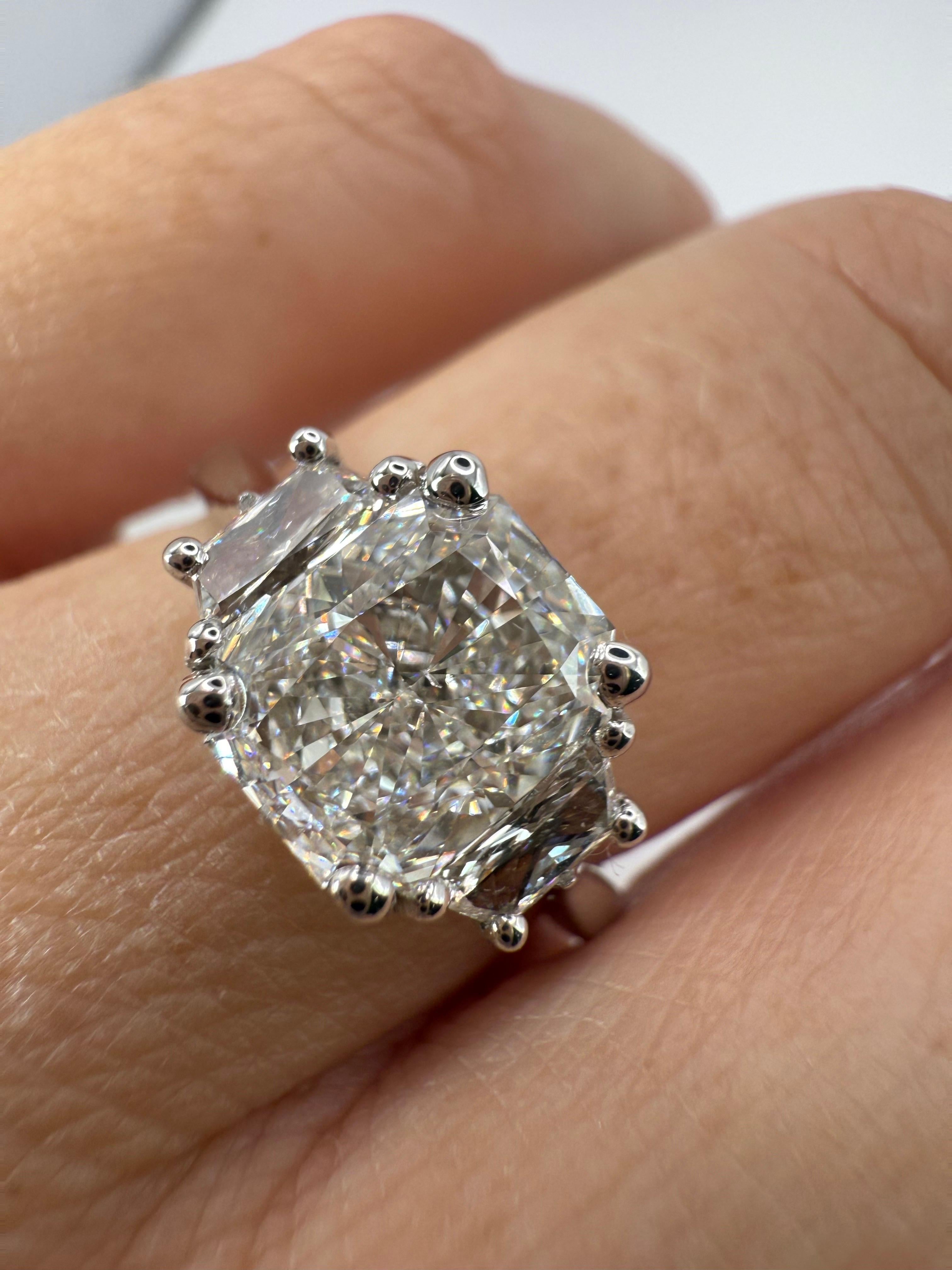 Diamante centrale da 2 carati con purezza SI2 e colore G, stessi parametri per i diamanti trapezoidali da 0,49 carati. L'anello è realizzato in oro 14KT con diamanti naturali certificati  con design a tre pietre nella taglia 6.

QUELLO CHE TROVI