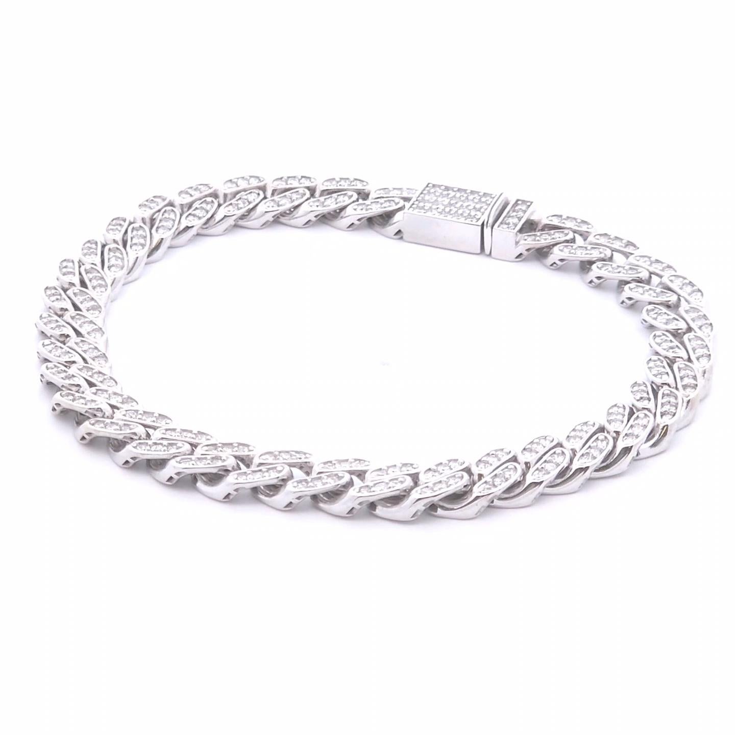 Experimenta la cima del lujo y el refinamiento con nuestra exquisita Pulsera de Diamantes para Caballero de 2,1 quilates, elaborada por expertos en radiante Oro Blanco de 14 quilates. Diseñado para el caballero moderno que aprecia tanto la
