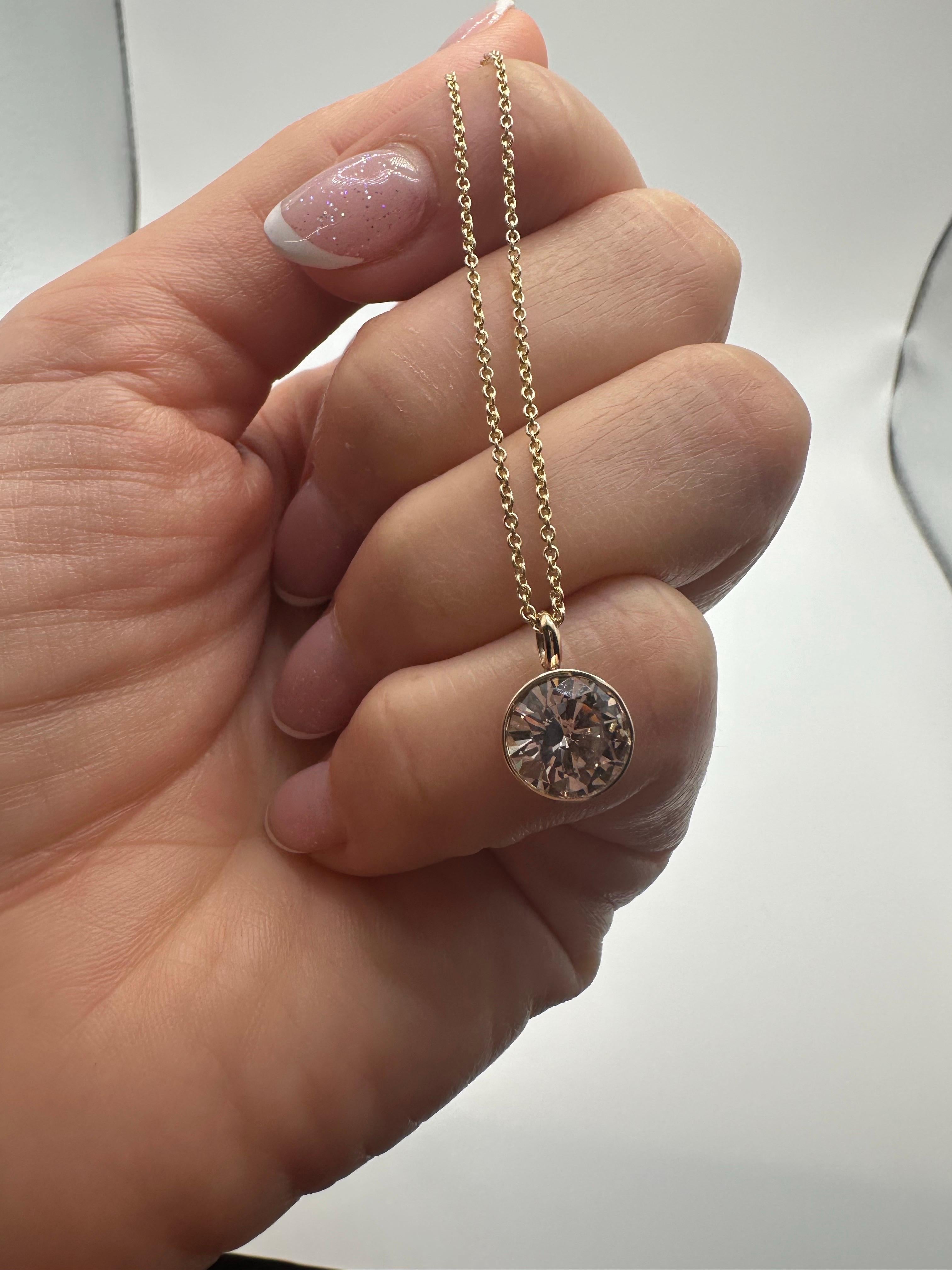 Quelle belle pièce ! De gros diamants de 2 carats en serti clos donnent une impression de nudité à cette pièce, comme si le diamant flottait sur votre cou ! Fabriqué avec un diamant de pureté SI1 et de couleur Light Brown en or jaune 14KT !

CE QUE
