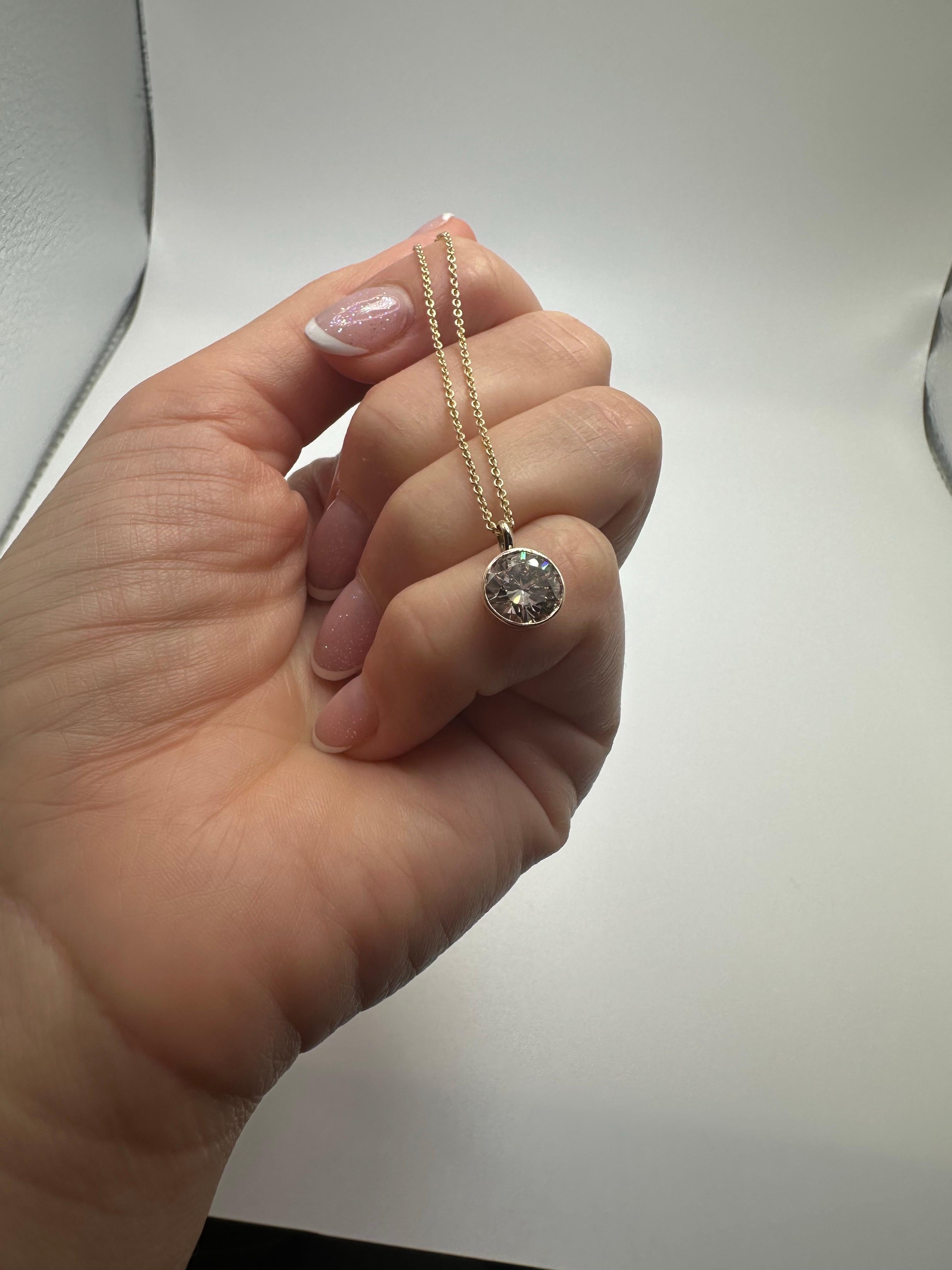 Collier pendentif solitaire en or 14 carats avec diamants 2 carats en vente 3
