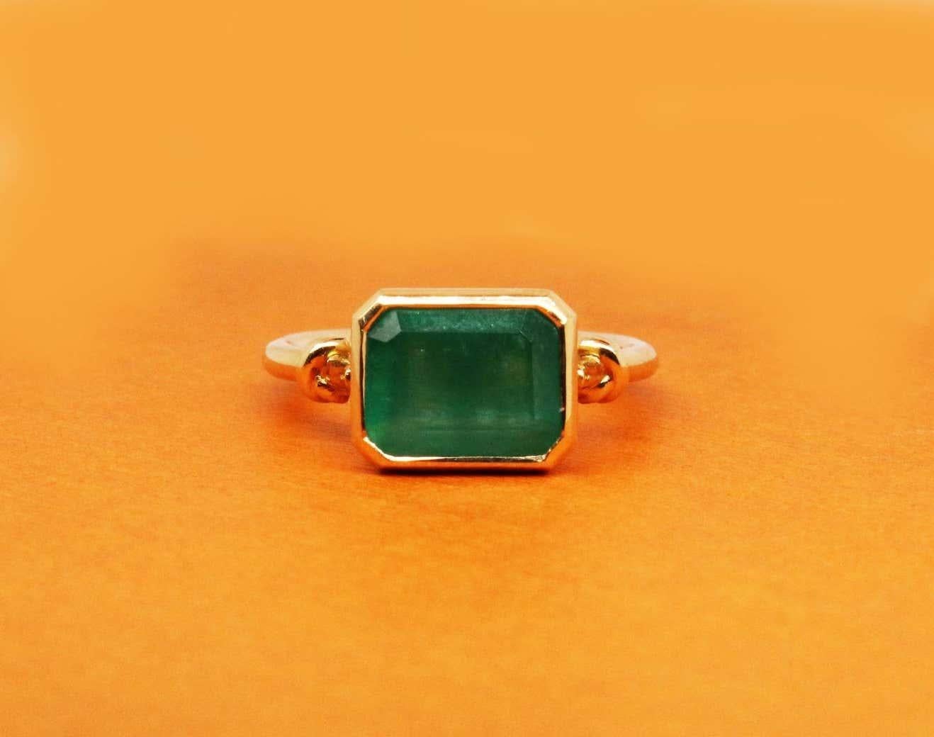 
2ct natural Emerald set in 18ct yellow gold 

Custom made to your size * Contact our design to start your stone selection*

Bold colour, subtle curves and sculptural form. The love knot is a modern take on an ancient symbol of eternal love once