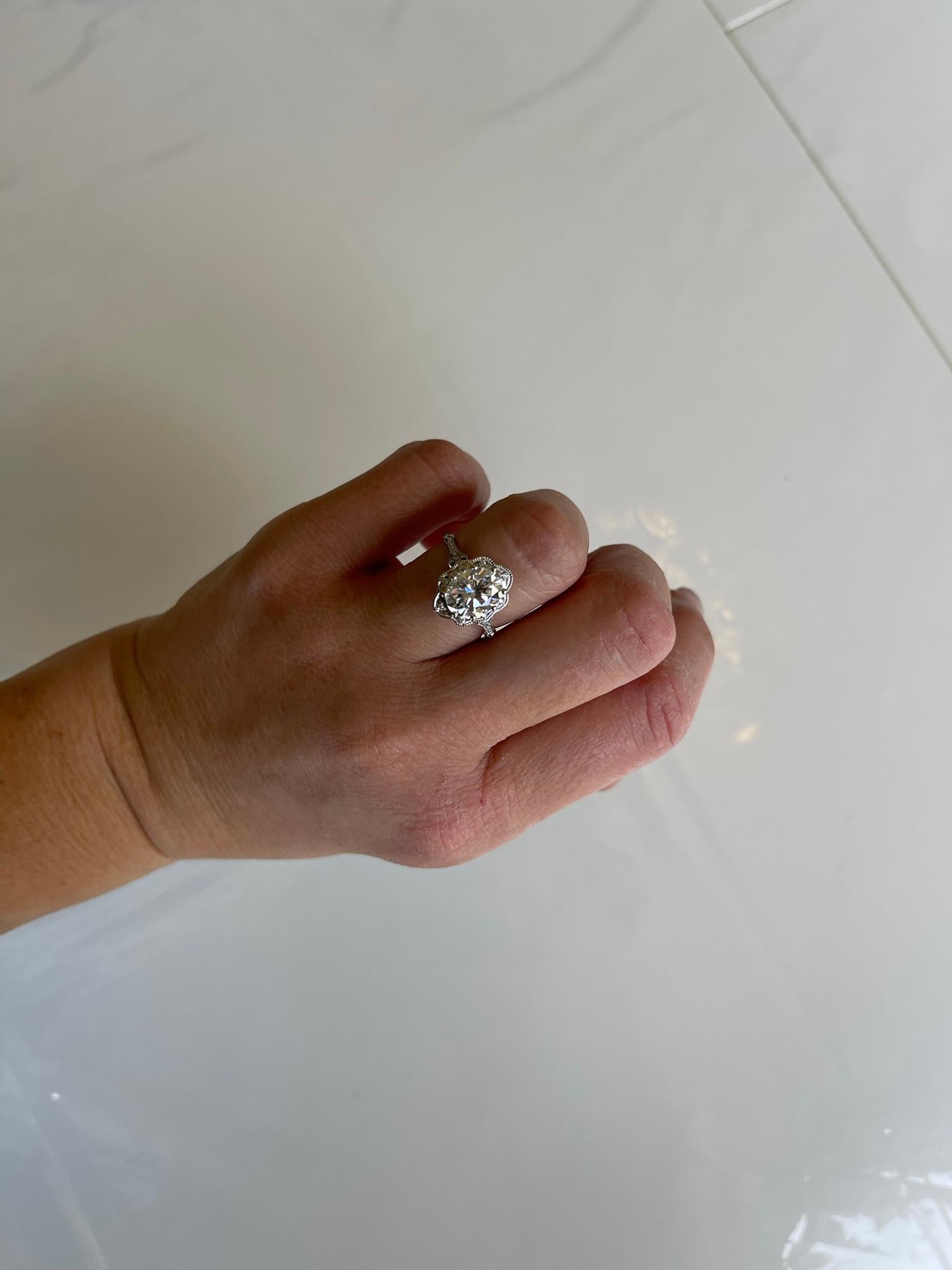2ct Moissanite Diamong ring hand engraved 18KT For Sale 1