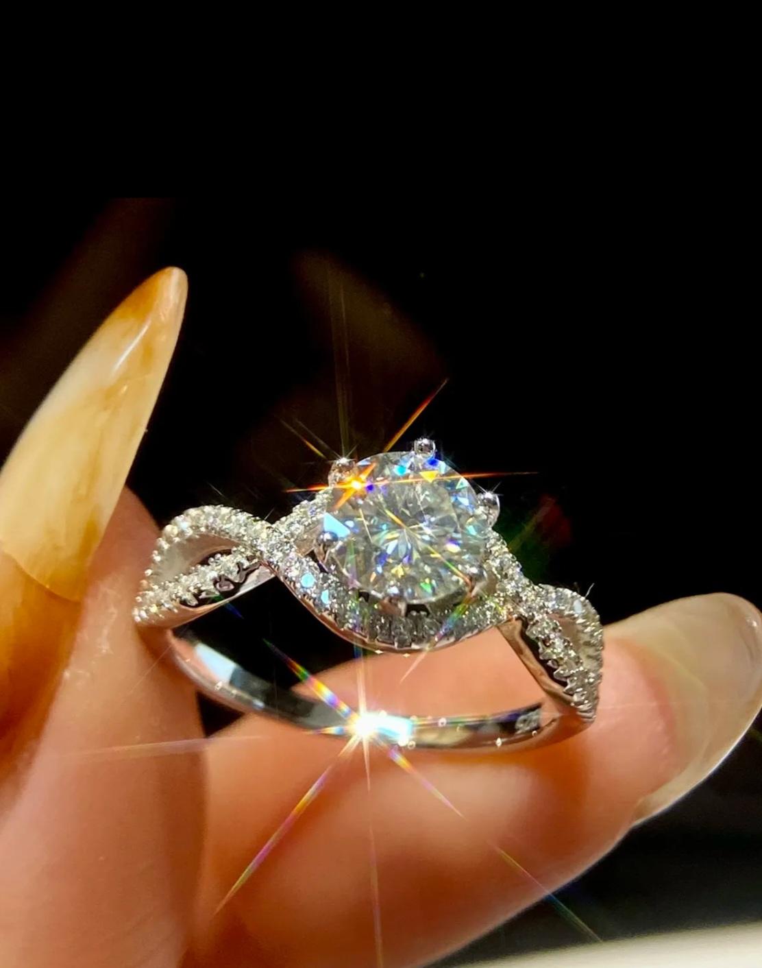 2CT Moissanit-Verlobungsring für Damen 925 aus Sterlingsilber, luxuriöses Geschenk für sie im Zustand „Neu“ in Chicago, IL