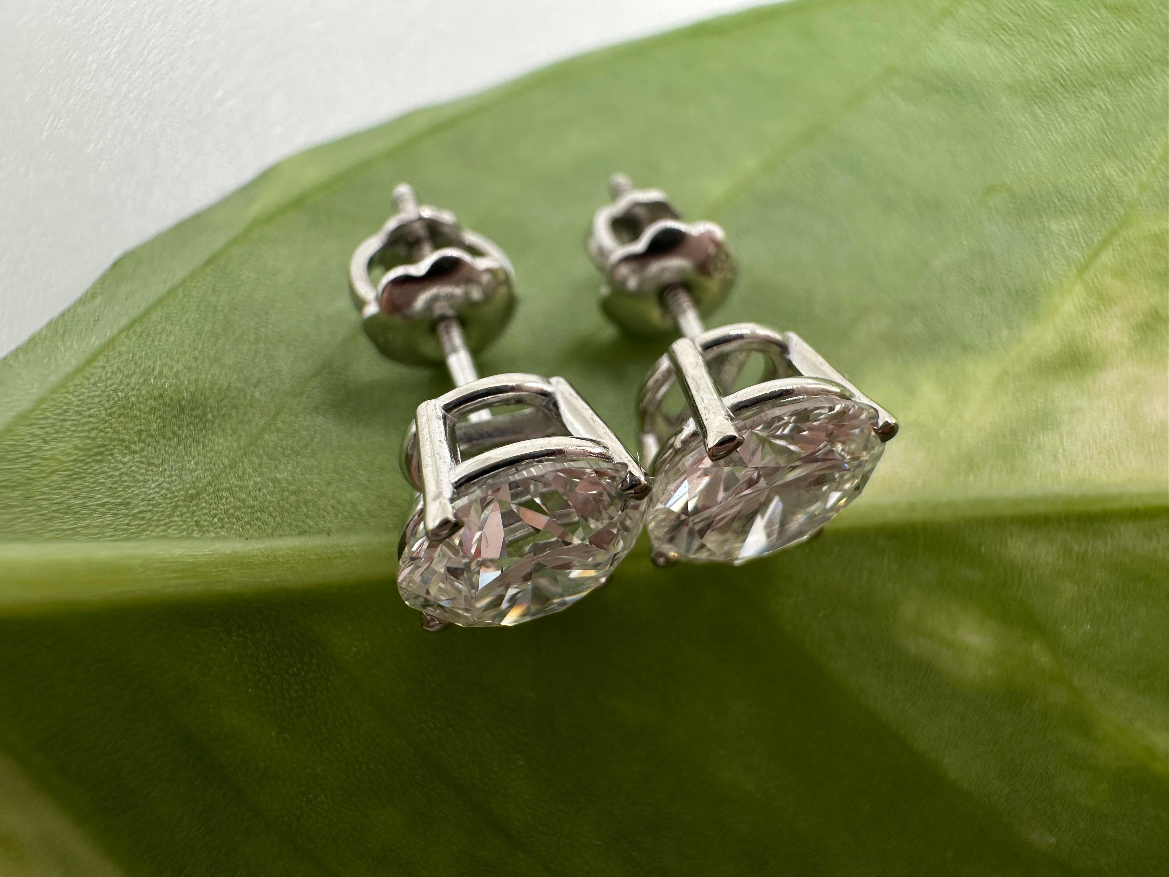 Orecchini a vite facili da indossare e molto sicuri, realizzati in oro bianco 14KT con montatura in sterdy e moissanite da 1ct ciascuno per un totale di 2 carati. Sono un ottimo regalo, senza contare che non li perderai mai! Il certificato di