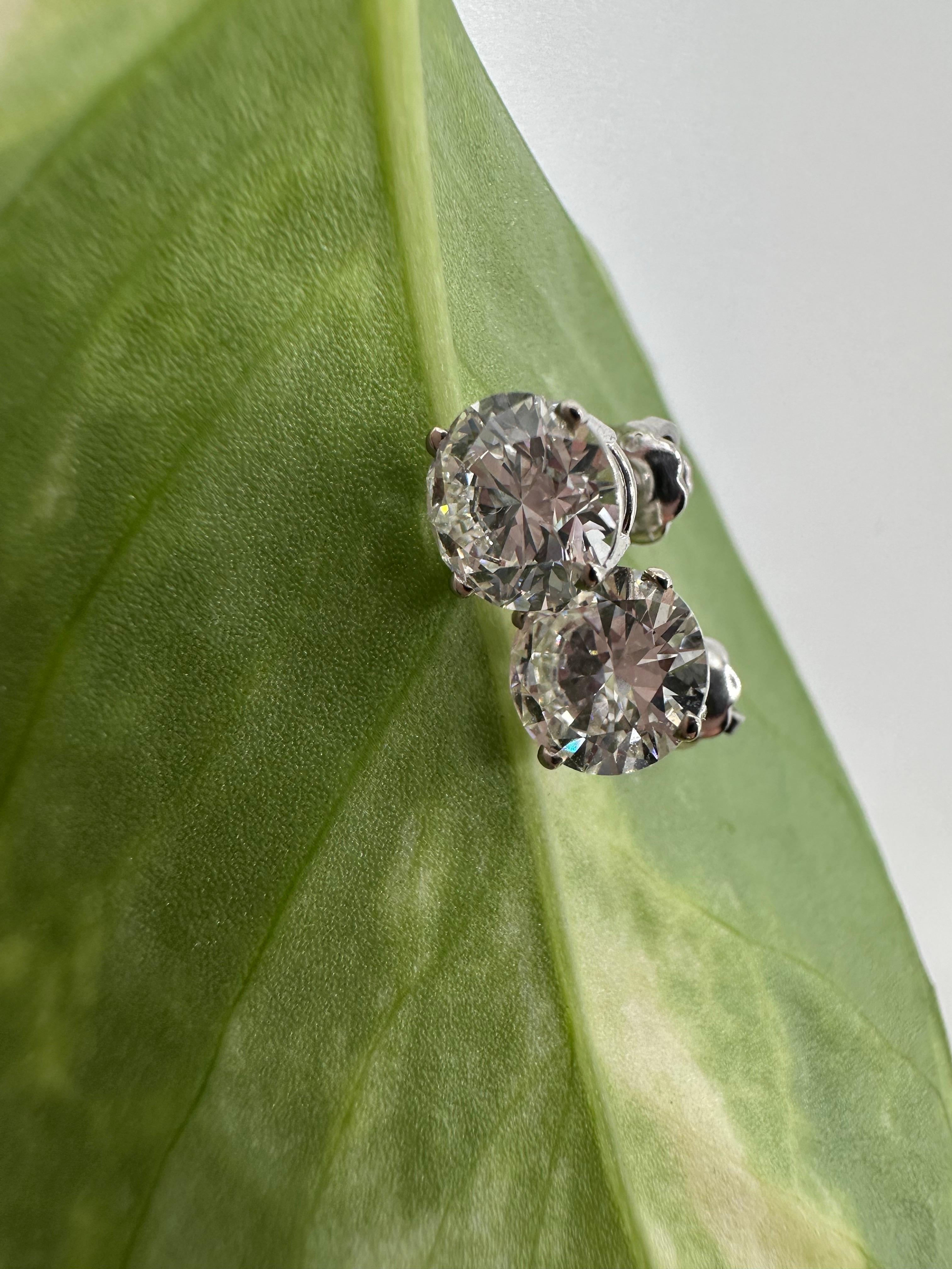 Borchie in moissanite da 2 carati 14KT con chiusura a vite in vendita 2