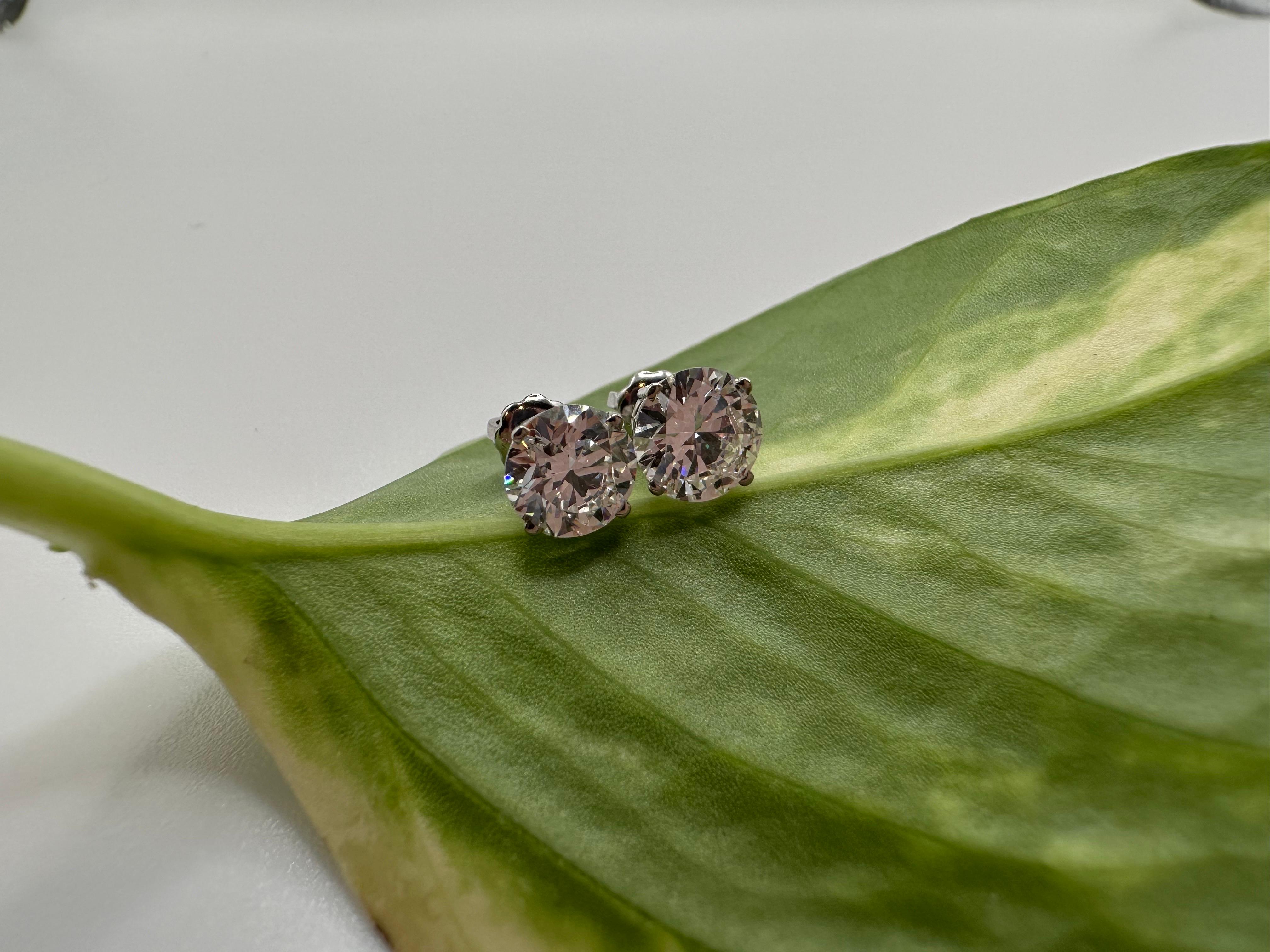 Borchie in moissanite da 2 carati 14KT con chiusura a vite in vendita 3