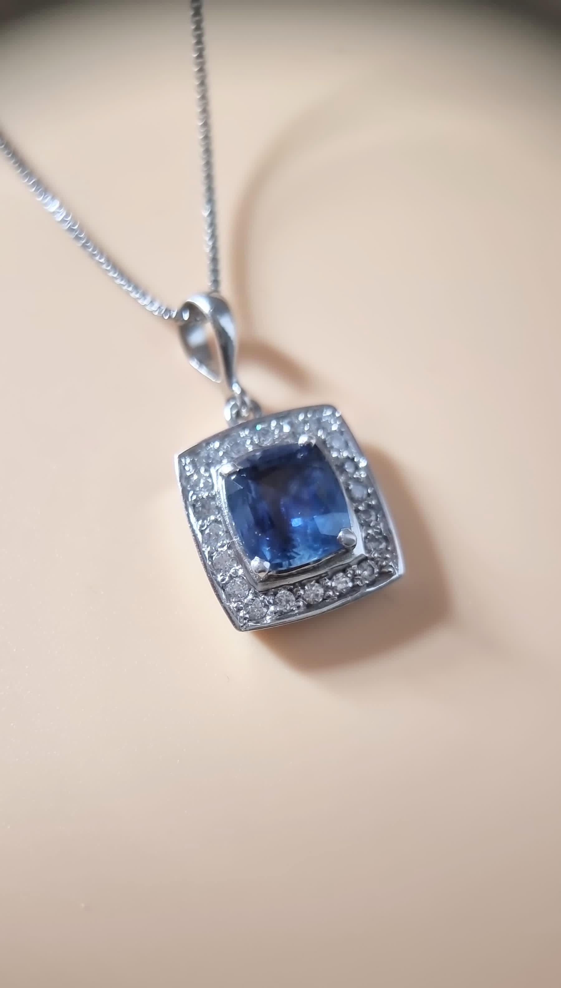 Pendentif en argent recouvert de platine avec saphir bleu naturel serti griffes de 2 carats Pour femmes en vente