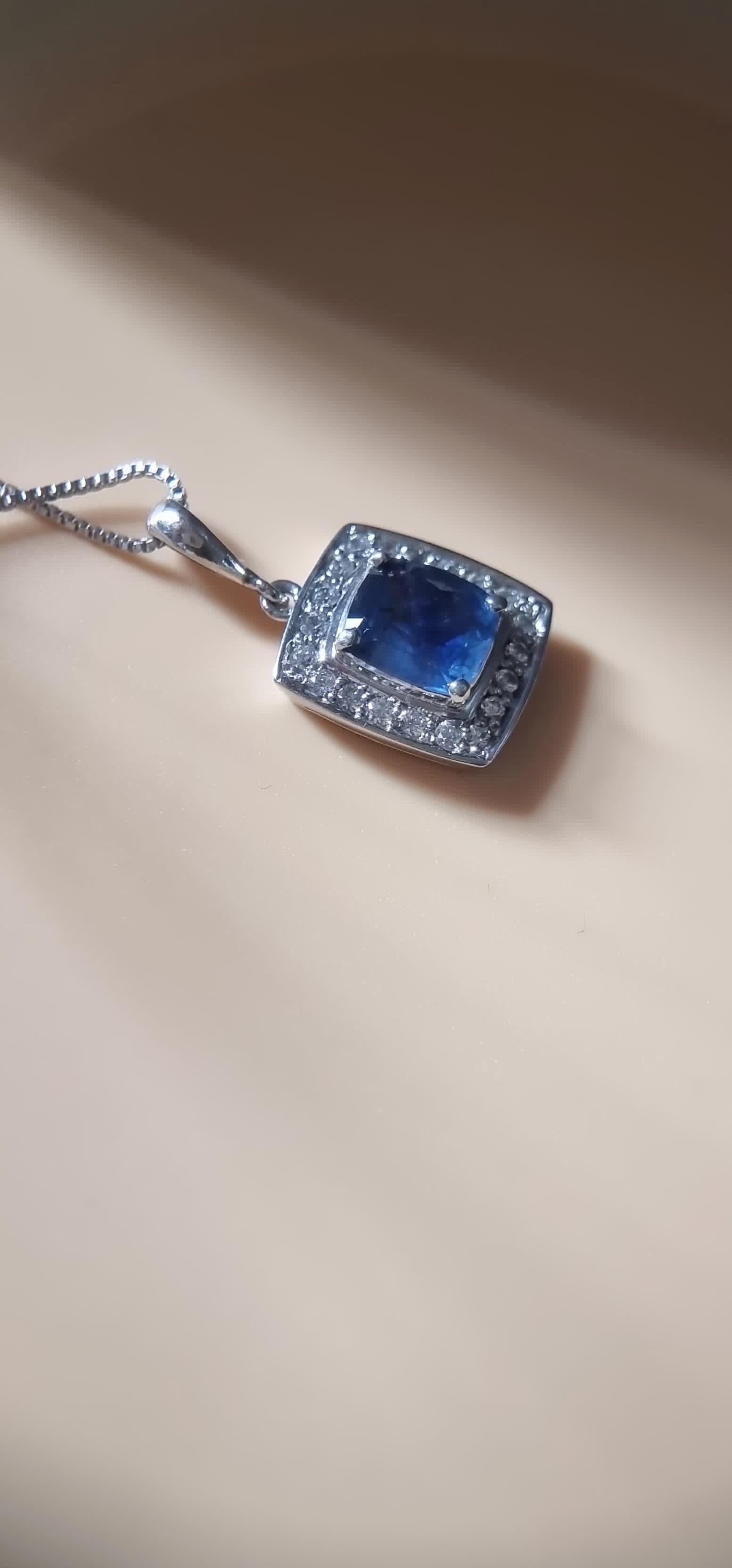 Pendentif en argent recouvert de platine avec saphir bleu naturel serti griffes de 2 carats en vente 2