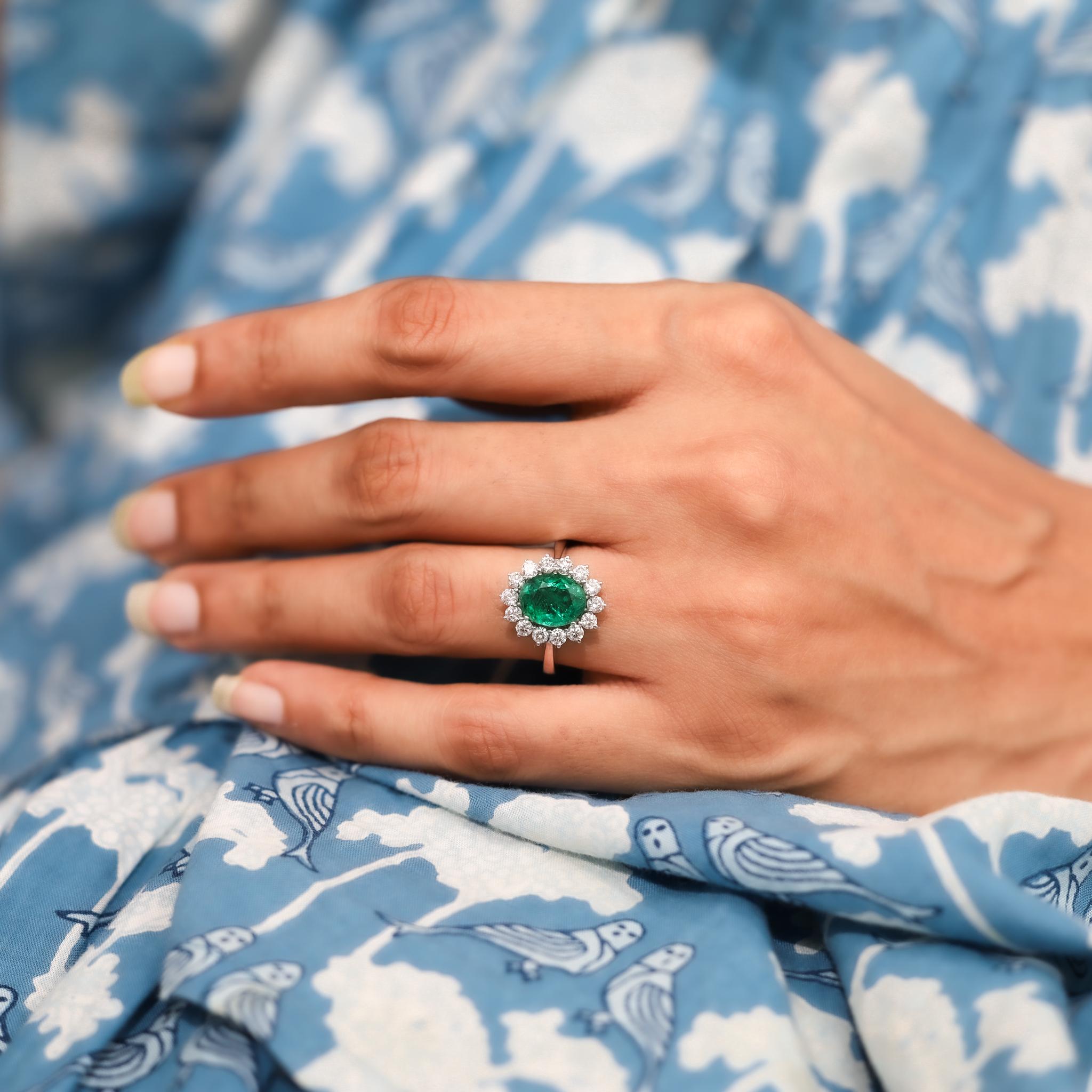 2ct Natürlicher Ovalschliff Smaragd & Diamant Halo Verlobungsring in 18K Weißgold im Angebot 5